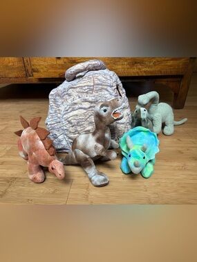 FAO Schwarz - 15 x 15 mountain cave carrier and 5 plush dinosaurs